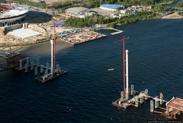 Строительство вантового моста через Петровский канал.