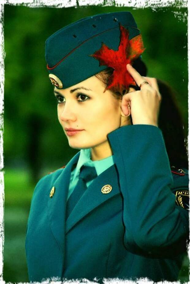 Черт в военной форме. Девушки в пилотках военных. Девушки в военной зеленой форме. Красивая женская Военная форма. Женщины в погонах.
