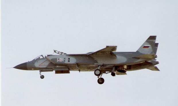 Yakovlev_Yak-141_at_1992_Farnborough_Airshow_(2).jpg Yakovlev_Yak-141_at_1992_Farnborough_Airshow_(2).jpg