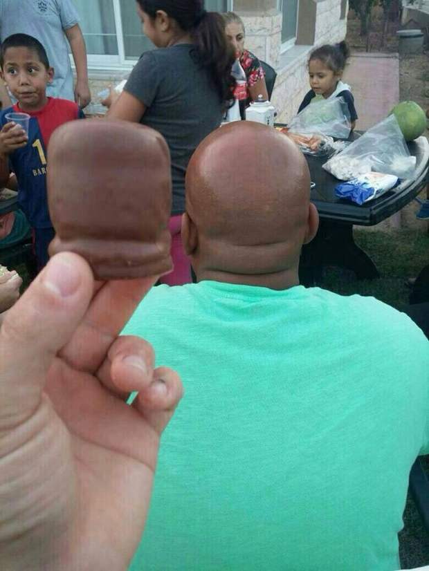 Эта конфета похожа на голову этого парня