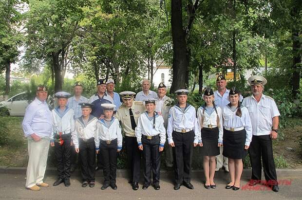 Ветераны, члены экипажа «К-19», с кадетами из Ярославля, учениками школы №50, названной в честь одного из погибших матросов подлодки - Валерия Харитонова.