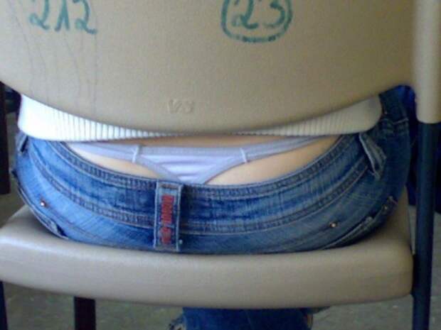 За джинсами с низкой талией трусов не удержать За джинсами с низкой талией трусов не удержать