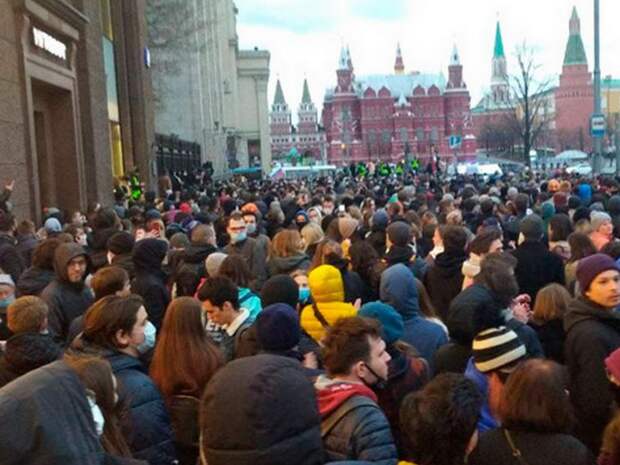 Несанкционированные акции в Москве: перекрыта Манежная площадь, прошли задержания (ВИДЕО)