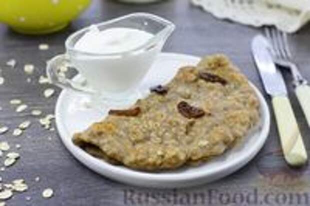 Фото к рецепту: Овсяноблин с бананом и изюмом (без яиц)
