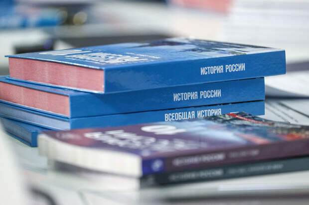 Минпросвещения заменит учебники по обществознанию, алгебре, информатике и физике