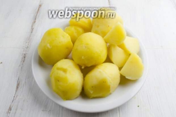 Очистить картофель от кожи. Нарезать дольками (лучше использовать мелкие клубни).