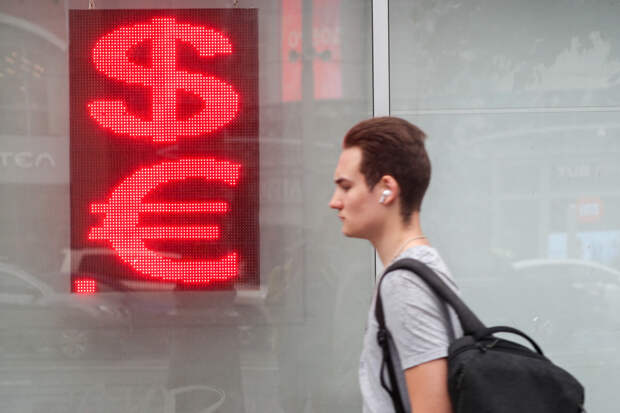Финансист Кричевский посоветовал не торопиться с покупкой валюты