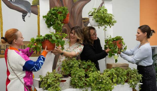 Более тысячи растений раздали жителям СЗАО на акции “Цветы Москвы”