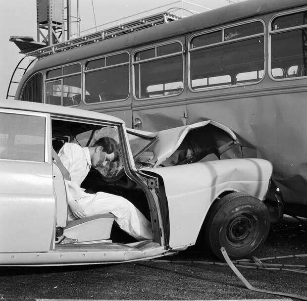 Sicherheitsentwicklung bei Mercedes-Benz mit Hilfe systematischer Crashtests. Aufprallversuch im Werk Sindelfingen mit einem Typ 220 Sb (W 111) mit einer Geschwindigkeit von 86 km/h auf einen Omnibus im Jahr 1962. Die Oberklasse-Baureihe W 111 (1959 bis 1 Sicherheitsentwicklung bei Mercedes-Benz mit Hilfe systematischer Crashtests. Aufprallversuch im Werk Sindelfingen mit einem Typ 220 Sb (W 111) mit einer Geschwindigkeit von 86 km/h auf einen Omnibus im Jahr 1962. Die Oberklasse-Baureihe W 111 (1959 bis 1