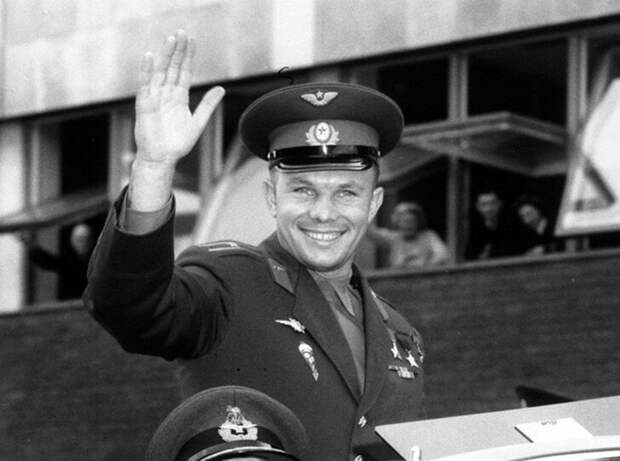 Гагарин посетил Великобританию в рамках международного турне после своего исторического космического полета. Этот визит принес много проблем как британской, так и советской сторонам.-3