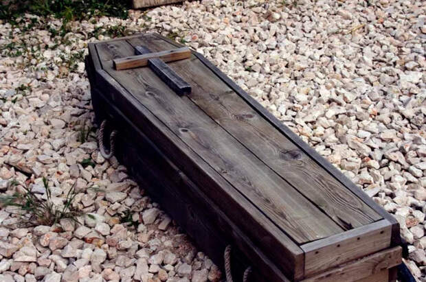 Священник Береговой назвал суеверием завешивание зеркал при покойнике