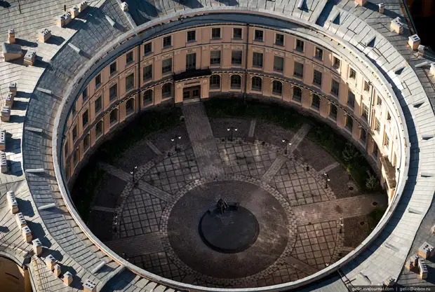 Памятник графу Шувалову, первому президенту Академии художеств. 