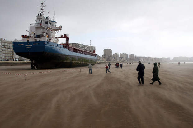 Голландское судно на пляже во Франции, 10 марта 2008, куда его вынесло сильным ветром