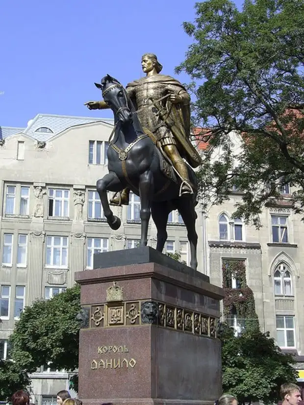 Памятник даниле. Данило Галицкий памятник. Памятник Даниилу Галицкому во Львове. Даниил Романович Галицкий памятник. Даниил Галицкий памятник во Львове.