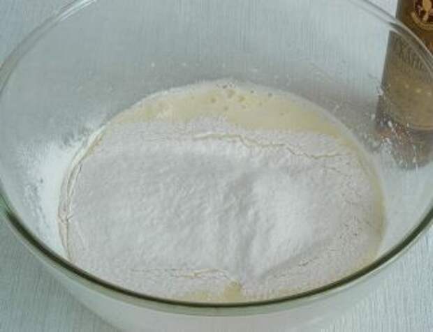 Шарлотка с яблоками и корицей мука