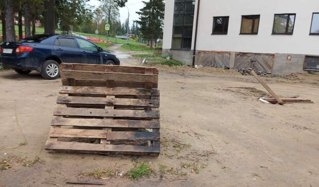 Жители города в Карелии рискуют провалиться в открытые люки