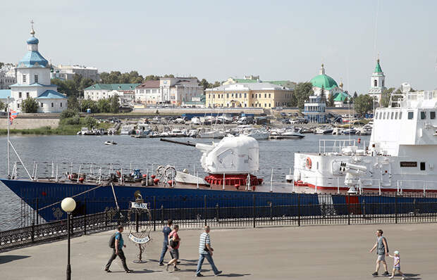 На фото: горожане на набережной Волги ,Чебоксары