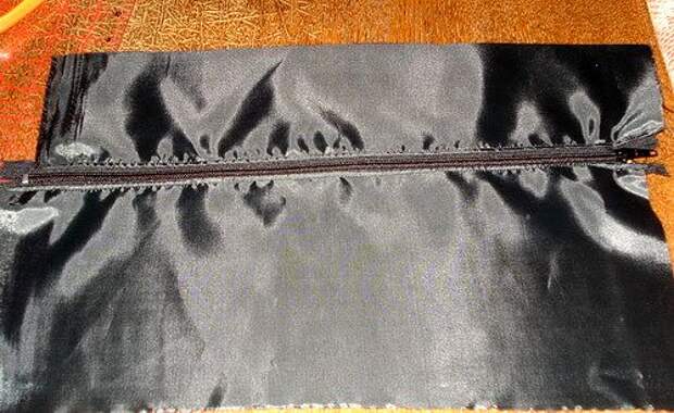 молнию вшиваем в остатки подкладочной ткани