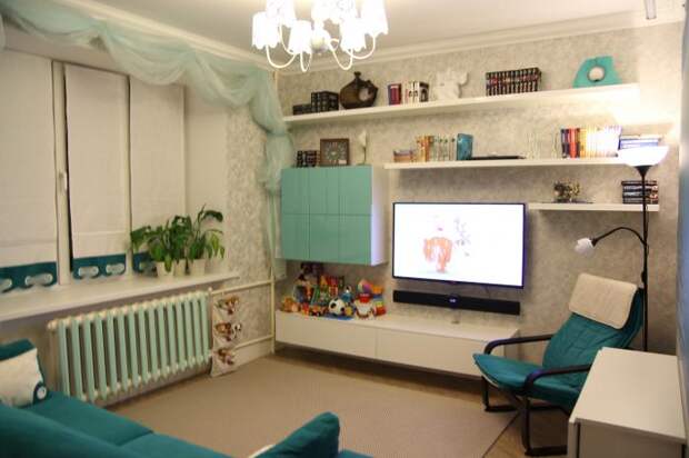 Интерьер светлой гостиной, бирюзовые кресла, гарнитур для гостиной с телевизором