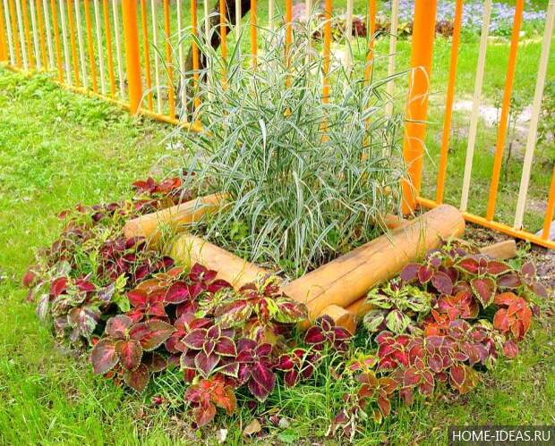 Клумба из деревянных срубов