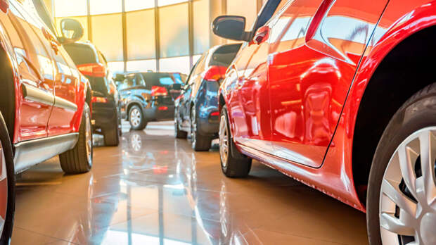 Продажи легковых автомобилей в России значительно упали в апреле 2025 года