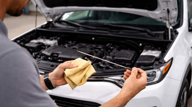 Почему проверка уровня масла может «убивать» двигатель — типичные ошибки водителей