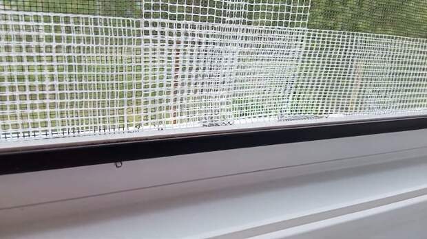 Молниеносный ремонт москитной сетки без снятия с окна