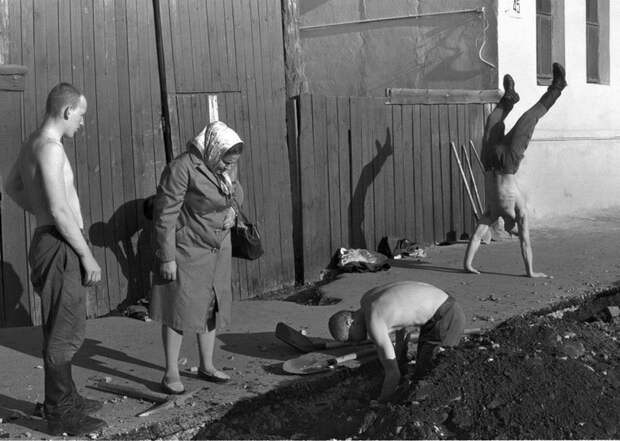 30 искренних чёрно-белых фотографий о жизни на Урале в советское время в мире, жизнь, люди, ностальгия, советское время, урал