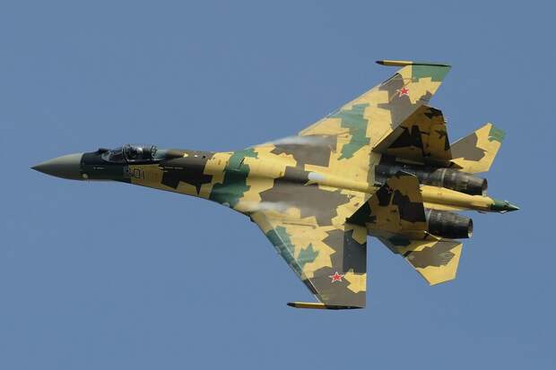 В воздухе самолёт истребитель Су-35.