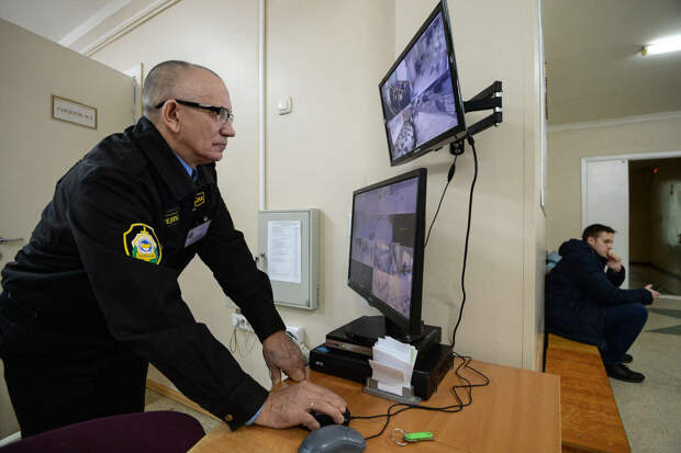 Специалист Силивончик: охранные компании отказываются работать в школах