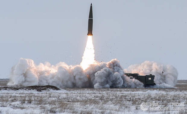 Пуск баллистической ракеты оперативно-тактического ракетного комплекса (ОТРК) Искандер-М с полигона Капустин Яр в Астраханской области