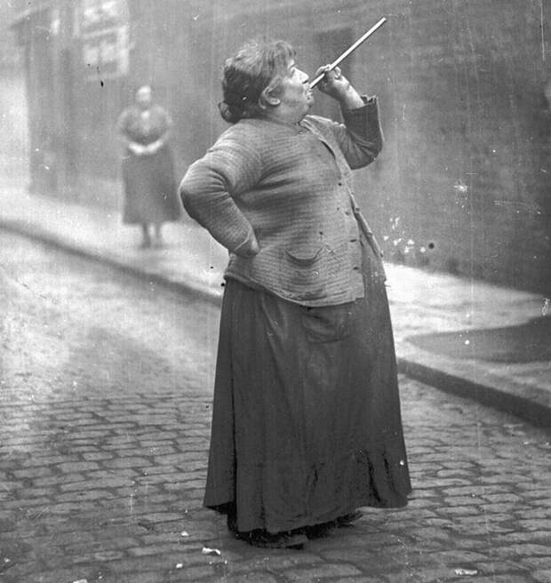 До 1920-х годов в Англии и Ирландии была работа под названием "knocker-up". Ее суть заключалась в том, чтобы будить людей на работу. Они стучали в окна и двери первых этажей, до верхних доставали с помощью "плевалок" До 1920-х годов в Англии и Ирландии была работа под названием "knocker-up". Ее суть заключалась в том, чтобы будить людей на работу. Они стучали в окна и двери первых этажей, до верхних доставали с помощью "плевалок" интересно, любопытно, обо всем на свете, полезно, прикольно, факты, фото