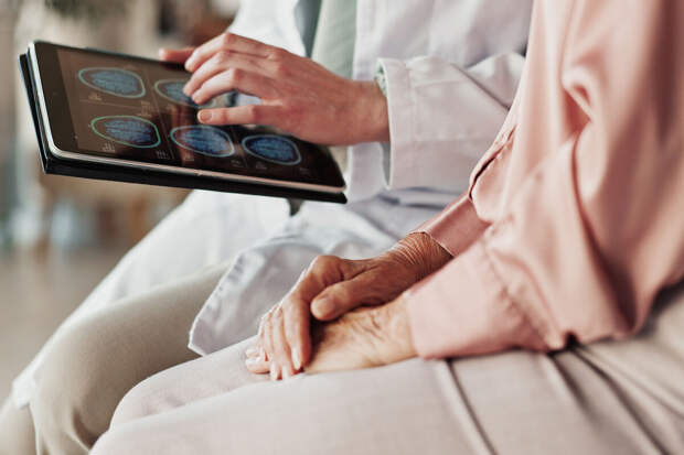 AJPM: замена просмотра телевизора часом чтения снижает риск деменции на 7%