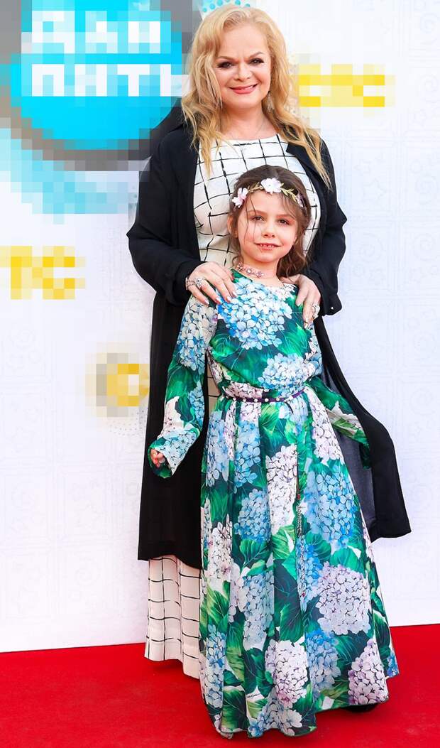 Долина вышла в свет с подросшей внучкой Долина вышла в свет с подросшей внучкой