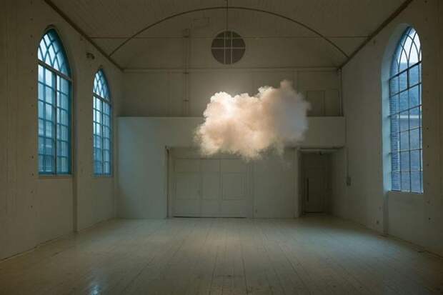 Это может показаться фейком, но на самом деле это работа голландского художника Бернднаута Смилде, который специально поддерживает в этой комнате нужные температуру и влажность, чтобы создавать облака.