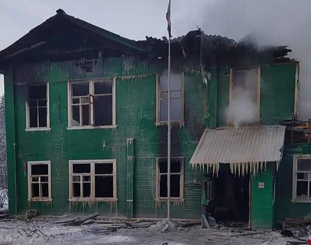 В Новгородской области вторые сутки тушат деревянное здание школы