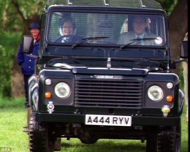 Королева Елизавета II ездит по газонам jaguar, англия, елизавета, королева