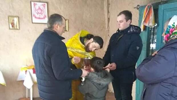 Община УПЦ в селе Ничеговка совершает первую литургию в ветхом доме после захвата ее храма раскольниками Община УПЦ в селе Ничеговка совершает первую литургию в ветхом доме после захвата ее храма раскольниками