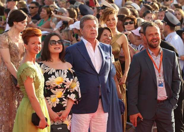 Фестиваль открылся традиционной «красной дорожкой». По ней прошли Федор Бондарчук, Лев Лещенко, Олеся Судзиловская, Алексей Учитель, Алиса Гребенщикова, Юрий Стоянов…