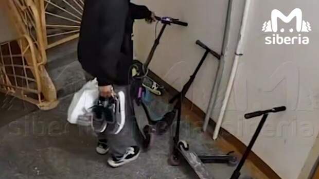 Мужчина уехал на самокате маленькой девочки в Новосибирске и попал на видео