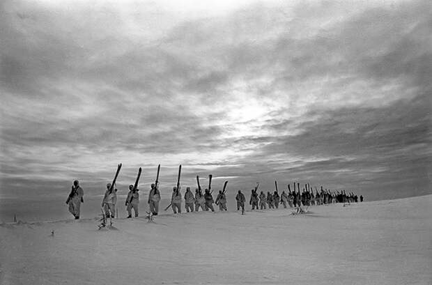 Лыжный батальон выдвигается на передовую в ходе битвы за Москву. /Фото: skisport.ru