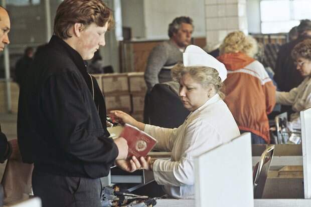 Продовольственный кризис в Москве, 1 июня 1990 года, торговля товарами в Москве по паспортам с московской пропиской