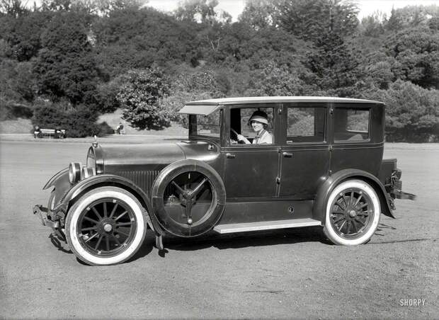 Улыбчивая девушка за рулем своего авто (1923 год) авто, олдтаймер, ретро фотографии, старинные автомобили