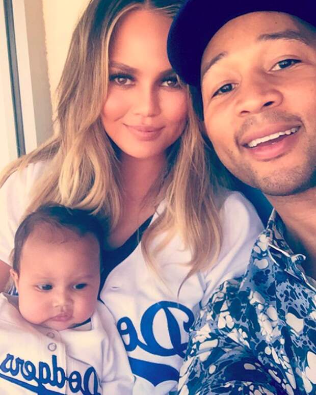 And on Sunday, the Legend-Teigen fam took baby Luna out for a Dodgers baseball game and I'M SORRY BUT THOSE CHEEKS.