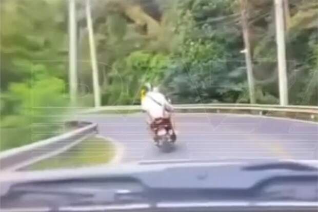 Россиянка на байке врезалась в машину на серпантине в Таиланде и не выжила