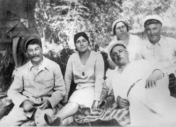 Сталин с женой Надеждой Аллилуевой и Ворошилов с женой Екатериной на юге, 1932 год.
