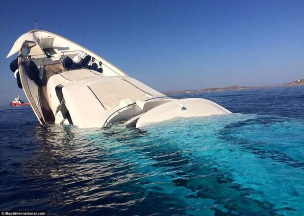 Яхта стоимостью около 6,2 миллиона долларов США идёт ко дну у берегов греческого острова Миконос.