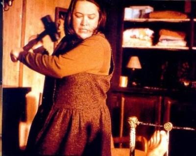 <B>Мизери (1990)</B><BR> За актерскую работу в экранизации одноимённого романа Стивена Кинга Кэти Бейтс получила премии «Оскар» и «Золотой глобус». Самые культовые сцены мирового кинематографа