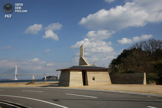 Япония. Хондзима, Кагава. Дом Zenkonyu x Tamping Earth, спроектированный Tadashi Saito + Atelier NAVE. (Toshihiro Misaki)