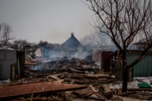 Разрушенный при обстреле дом в Дебальцеве